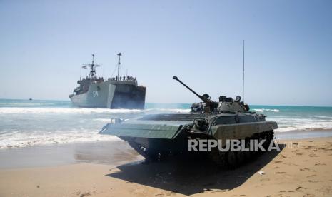  Foto selebaran yang disediakan oleh situs web resmi Angkatan Darat Iran menunjukkan sebuah tank Iran turun dari kapal perang angkatan laut Iran selama latihan militer di Teluk Persia, dekat selat strategis Hormuz, Iran selatan, 10 September 2020.