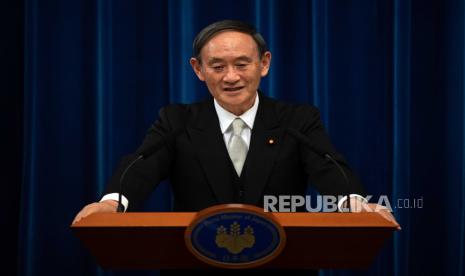  Perdana Menteri Baru Jepang Yoshihide Suga berbicara dalam konferensi pers menyusul pengukuhannya sebagai perdana menteri Jepang di Tokyo, Jepang, 16 September 2020. Suga mengambil alih kepemimpinan Partai Demokrat Liberal yang berkuasa setelah pengunduran diri mantan perdana menteri yang sudah lama menjabat, Shinzo Abe , akhir bulan lalu atas dasar kesehatan dan, setelah konfirmasi parlemen pada 16 September, diumumkan perdana menteri.