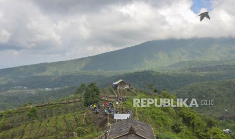 Pemandangan objek wisata alam kaki Gunung Galunggung, Kabupaten Tasikmalaya, (21/6/2020). 