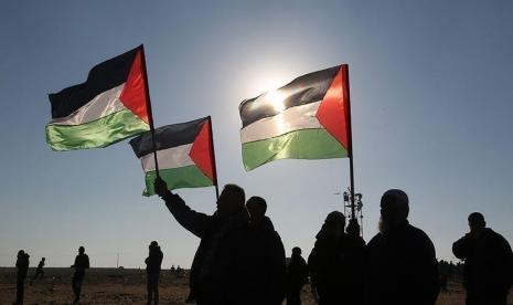 Warga Palestina menggelar beberapa aksi unjuk rasa di Tepi Barat yang diduduki pada Senin (3/1/2022) untuk mendukung seorang tahanan yang mogok makan di penjara Israel.