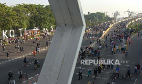 Warga berolahraga saat Hari Bebas Kendaraan Bermotor (HBKB) atau Car Free Day (CFD) di Jalan A Yani, Bekasi, Ahad (26/7/2020). Pemerintah Kota Bekasi tetap menggelar HBKB meski dua orang dinyatakan positif COVID-19 pada HBKB kota Bekasi Ahad (19/7/2020) lalu. 