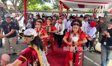 Pasangan Nina Agustina - Tobroni yang diusung PDIP dan PKB mendaftarkan diri sebagai calon bupati dan wakil bupati Indramayu, ke Kantor KPU setempat, Rabu (28/8/2024). 