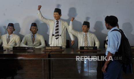 Pelajar mengunjungi Museum Sumpah Pemuda, Jakarta, Senin (28/10/2024). 