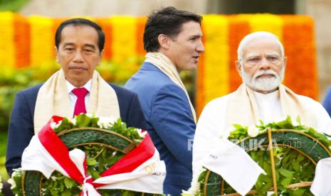 Perdana Menteri Kanada Justin Trudeau (tengah) dan Perdana Menteri India Narendra Modi  (kanan).