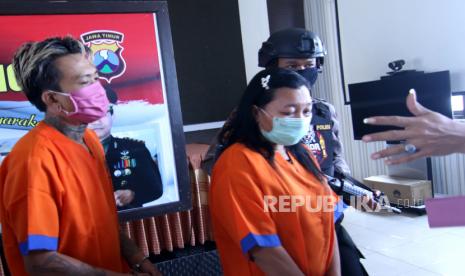 Polisi menggelandang tersangka kasus perdagangan anak di bawah umur di Mapolresta Banyuwangi, Jawa Timur, Rabu (13/5/2020). Polisi berhasil menangkap dua tersangka kasus eksplotasi  perdagangan anak di bawah umur yang dipekerjakan sebagai Pekerja Seks Komersial