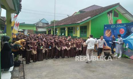 Suasana belajar madrasah.