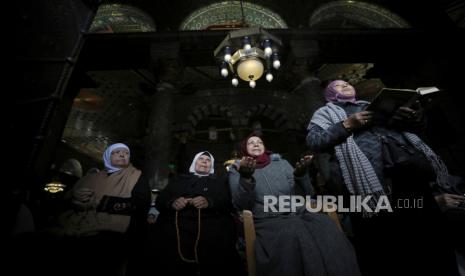 Muslimah berdoa saat sholat Jumat awal Ramadhan di Masjid Al-Aqsa, Yerusalem, Jumat (15/3/2024).