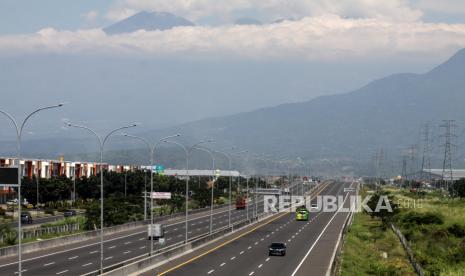 Sejumlah kendaraan melaju di jalan tol Porong, Sidoarjo, Jawa Timur.