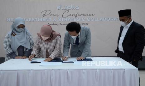 CEO Elcorps Elidawati (kedua kiri) dan CEO PT Lembur Sadaya Investama (LSI), Akbar Fatahillah Sabanda menandatangani perjanjian kerjasama disaksikan oleh Komisaris Utama PT LSI Asep Sulaiman Sabanda (kiri) di Ballroom Elcorps Building, Kota Bandung, Selasa (22/2/2022). Kolaborasi strategis ini diharapkan menjadi kekuatan baru untuk menyukseskan peak season Elzatta saat Lebaran 2022, sekaligus menggeliatkan kembali ekosistem industri fesyen muslim setelah sempat terdampak pandemi Covid-19.