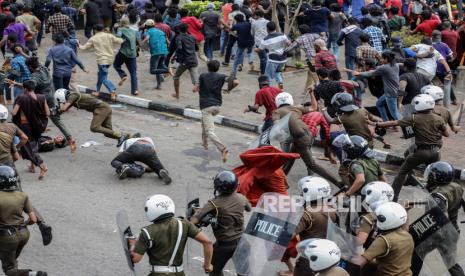 Polisi anti huru hara Sri Lanka membubarkan pengunjuk rasa selama protes mahasiswa, di Kolombo, Sri Lanka, Rabu (7/6/2023).