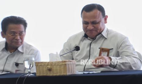 Ketua KPK Firli Bahuri (kanan) bersama Wakil Ketua KPK Johanis Tanak (kiri) menyampaikan keterangan saat konferensi pers Kinerja KPK Semester 1 di Gedung Merah Putih KPK, Jakarta, Senin (14/8/2023). Dalam Konferensi pers tersebut KPK menyampaikan beberapa data terkait kinerja KPK pada semester 1 2023. Data tersebut salah satunya yakni data penanganan perkara pada semester 1 berjumlah 89 tersangka, serta penyelamatan keuangan negara sebesar Rp16,27 triliun.