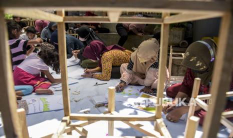 Dishub Kota Bandung Ketat Awasi Tempat Ngabuburit . Foto ilustrasi: Sejumlah warga menggambar dan mewarnai kertas saat pelatihan pembuatan damar kurung (lentera) di Jalan Terusan Cibogo Atas, Sukajadi, Kota Bandung, Senin (4/4/2022). Pelatihan yang diinisiasi oleh seniman Novan Effendy bersama Rakarsa Foundation tersebut bertujuan untuk melestarikan tradisi damar kurung, serta sarana aspirasi dan ekspresi warga sekaligus mengisi waktu luang sambil menunggu waktu berbuka puasa (ngabuburit). Foto: Republika/Abdan Syakura