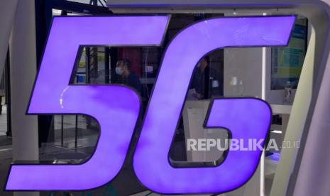  Seorang pria terlihat di belakang logo 5G.