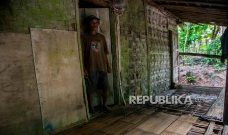 Pemilik rumah berada di dalam rumahnya di Rangkasbitung, Lebak, Banten, Selasa (2/2/2021). Badan Kependudukan dan Keluarga Berencana Nasional (BKKBN) membeberkan selama tahun 2023, akan mulai berfokus menangani permasalahan stunting pada keluarga yang memiliki rumah dengan kondisi tak layak huni. 