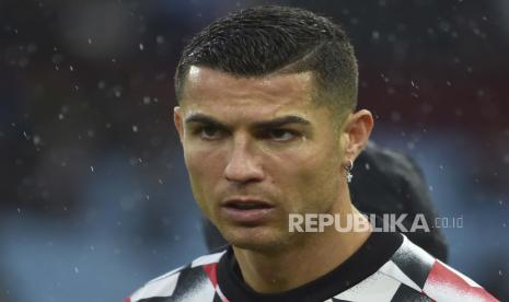 Bintang Manchester United Cristiano Ronaldo berdiri di lapangan selama pemanasan sebelum pertandingan sepak bola Liga Primer Inggris. Manchester United dilaporkan penasaran dengan komentar Cristiano Ronaldo yang 'menyerang' klub dan pelatih Erik ten Hag.  