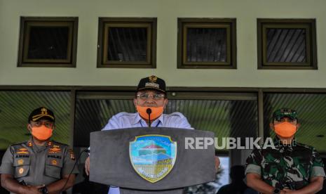 Wali Kota Tasikmalaya Budi Budiman (tengah) didampingi sejumlah anggota Tim Gugus Tugas Percepatan Covid-19 