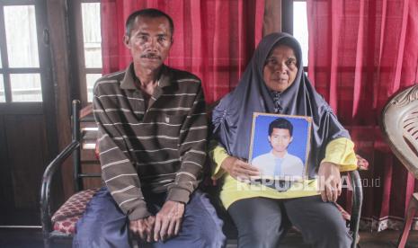 Orang tua dari Ari (24), salah satu Anak Buah Kapal (ABK) Long Xing 629 menunjukkan foto anaknya di Desa Serdang Menang, Sirah Pulau Padang, Kabupaten Ogan Komering Ilir, Sumatera Selatan, Sabtu (9/5/2020). Ari (24) merupakan salah satu dari tiga ABK yang meninggal dunia di kapal Long Xing 629 dan jenazahnya dilarung ke laut