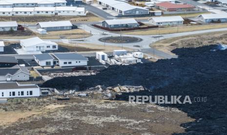 Pemandangan aliran lava menghampiri pemukiman di kota Grindavik, Islandia, Senin, (15/1/2024).