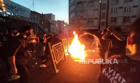 Pada hari Rabu, 21 September 2022, foto yang diambil oleh seorang individu yang tidak dipekerjakan oleh Associated Press dan diperoleh oleh AP di luar Iran, pengunjuk rasa membuat api dan memblokir jalan selama protes atas kematian seorang wanita yang ditahan oleh polisi moral, di pusat kota Teheran, Iran. Warga Iran melihat akses mereka ke Instagram, salah satu dari sedikit platform media sosial Barat yang masih tersedia di negara itu, terganggu pada hari Rabu setelah hari-hari protes massal.