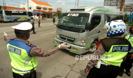 Petugas kepolisian memerintahkan mobil  travel untuk memutar kembali ke arah Jakarta 