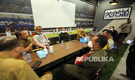 Wali Kota Bandung Yana Mulyana berbincang dengan sejumlah unsur terkait termasuk dari perwakilan suporter tentang komitmen bersama mendukung pertandingan Piala Menpora 2021 dari rumah saja di Graha Persib, Kota Bandung, Selasa (16/3). Persib dan Bobotoh mengkampanyekan gerakan Dukung Dari Rumah, mendukung tim kebanggaan Persib dengan menonton pertandingan siaran langsung di televisi. Piala Menpora ini adalah ajang percobaan bagaimana sepak bola berjalan di tengah pandemi Covid-19 dengan protokol kesehatan ketat. 