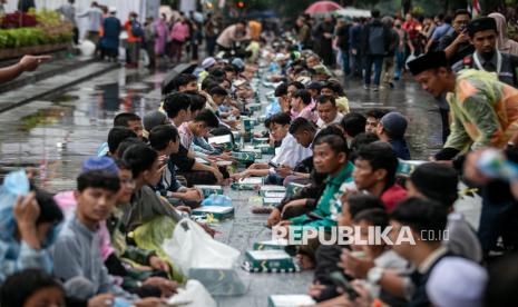 Warga menunggu waktu berbuka puasa pada kegiatan Pemecahan Museum Rekor Indonesia (Muri) Buka Puasa Terpanjang di kawasan Manahan, Solo, Jawa Tengah, Jumat (14/3/2025). Acara yang diselenggarakan Kedutaan Besar Kerajaan Arab Saudi dan Yayasan Al Madinah tersebut memecahkan rekor MURI buka puasa terpanjang yaitu 2,8 kilometer dengan menyediakan 15 ribu porsi menu buka puasa. 