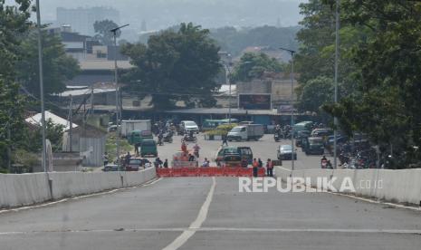 Petugas memesang barier setelah warga menutup akses jalan menuju Flyover Ciroyom, Kota Bandung, Jawa Barat, Senin (20/5/2024). Warga melakukan aksi tersebut gara-gara sering terjadi kecelakaan di jalur yang baru selesai dibangun itu. Warga berharap pihak berwenang segera mengkaji perosalan tersebut untuk mencegah agar tidak jatuh korban lagi.