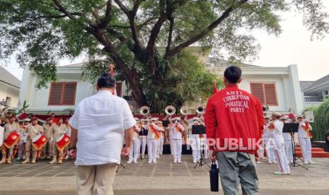 Ketua Umum Partai Gerindra, Prabowo Subianto menyambut kedatangan Ketua Umum Partai Solidaritas Indonesia (PSI), Kaesang Pangarep di kediamannya, Jakarta, Kamis (12/10/2023). 