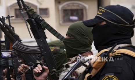 Anggota Brigade Al-Quds bertopeng, sayap militer kelompok Jihad Islam. Serangan udara Israel menewaskan dua komandan senior kelompok militan Jihad Islam Palestina. Ilustrasi.