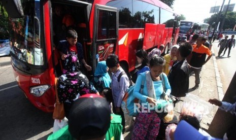 Pemudik turun dari bus di Terminal Kampung Rambutan, Jakarta, Senin (18/6).