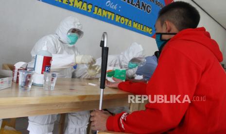 Penyandang disabilitas tunanetra mengikuti tes diagnostik cepat atau rapid test (ilustrasi)