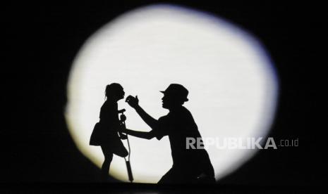 Seniman memainkan peran saat drama Silhouette Show bertajuk Refrain di Trans Studio Bandung, Jalan Gatot Subroto, Kota Bandung, Rabu (29/6/2022). Pihak pengelola menyatakan, pada masa liburan sekolah 2022 jumlah pengunjung ke Trans Studio Bandung meningkat hingga 80 persen atau 2.000 pengunjung per harinya dibandingkan dengan liburan sekolah pada dua tahun terakhir yang terdampak pandemi Covid-19. (ilustrasi)