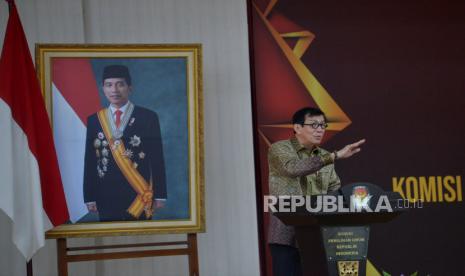 Menteri Hukum dan HAM (Menkumham) Yasonna Laoly memberikan sambutan dalam acara penandatanganan nota kesepahaman KPU dengan Kementerian/Lembaga serta penandatanganan perjanjian kerja sama KPU dengan Direktorat Jenderal Administrasi Hukum Umum di Gedung KPU, Jakarta, Selasa (22/11/2022). Penandatanganan ini merupakan bentuk sinergitas dalam rangka melancarkan dan mensukseskan kegiatan Pemilu 2024. Republika/Prayogi. 