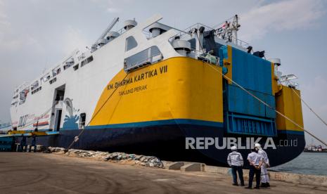 Tim Pejabat Pemeriksa Keselamatan Kapal (PPKK) Direktorat Jendera Perhubungan Laut memeriksa kelaikan KM Dharma Kartika VII yang bersandar di Pelabuhan Tanjung Emas Semarang, Jawa Tengah, Kamis (6/4/2023). Pemeriksaan kapal yang meliputi kelengkapan alat keselamatan kapal, keamanan serta kenyamanan kapal itu guna memastikan kesiapan sarana dan prasarana kapal dalam rangka melayani pemudik selama masa angkutan Lebaran 2023. 