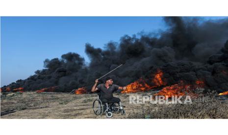 Warga Palestina di tengah serangan Israel.