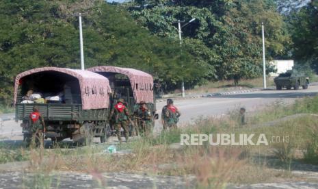 Tentara dikerahkan di jalan di Naypyitaw, Myanmar, 01 Februari 2021. Tentara mengatakan bahwa anggota senior Liga Nasional untuk Demokrasi (NLD), termasuk pemimpin Aung San Suu Kyi, ditahan oleh militer karena perselisihan yang muncul dari pemilu diadakan pada November 2020. Pengambilalihan kekuasaan oleh tentara pada 01 Februari terjadi beberapa jam sebelum sidang pertama parlemen sejak pemilu 08 November yang menyerahkan mayoritas besar kepada partai NLD Suu Kyi.