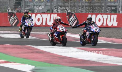 Pembalap Pata Yamaha With Brixx WorldSBK Toprak Razgatlioglu (kanan) berselebrasi usai menyelesaikan Race 1 WSBK Mandalika 2022 di Pertamina Mandalika International Street Circuit, KEK Mandalika, Desa Kuta, Kecamatan Pujut, Praya, Lombok Tengah, NTB. WSBK akan kembali digelar pada 3-5 Maret 2023 di tempat yang sama.