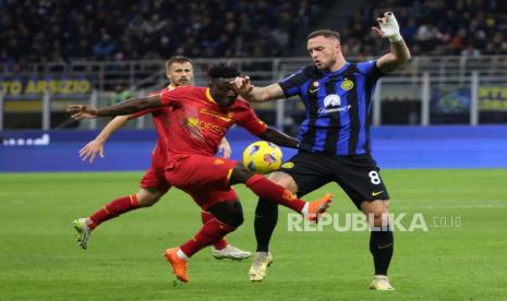 Penggawa Lecce Lameck Banda (kiri) berduel dengan pemain Inter Milan Marko Arnautovic pada pertandingan Liga Italia Serie A, Ahad (24/12/2023). 