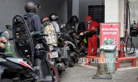 Kendaraan mengantre saat mengisi BBM jenis Pertalite di salah satu SPBU di Jakarta, Senin (22/8/2022). Pemerintah berencana menaikan harga subsidi BBM jenis Pertalite dan Solar imbas dari beban subsidi negara yang besar. Sementara menurut pengamat Energi Mamit Setiawan kenaikan harga BBM bersubsidi sudah tepat, bahkan menurutnya BBM Pertalite bisa dinaikan hingga Rp10 ribu per liter dan Solar menjadi Rp8.500 per liter.epublika/Thoudy Badai