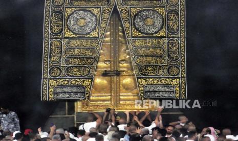 Umat muslim melakukan tawaf di Masjidill Haram, Makkah, (22/2/2023). Agen Perjalanan Brunei Diizinkan Gunakan Visa Turis untuk Umroh