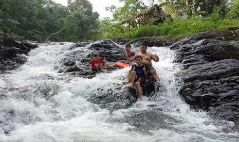 Air Terjun Curug Tomo, Pilihan Wisata Keluarga di Pandeg