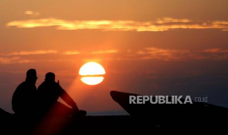 Palestina di Ambang Normalisasi Israel-Arab Saudi. Warga Palestina menikmati matahari terbenam di pantai, di Kota Gaza, Sabtu, 4 Desember 2021. Pantai ini merupakan salah satu dari sedikit ruang publik terbuka di kota padat penduduk ini.