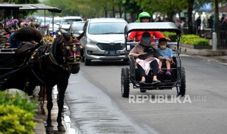 Becak motor (Bentor) membawa wisatawan di kawasan wisata Malioboro, Yogyakarta, Rabu (23/3/2022). Gubernur DIY Sri Sultan HB X menegaskan becak motor atau bentor dan skuter listrik tak boleh beroperasi di kawasan Malioboro Jogja. Menurut Sultan, kendaraan yang boleh beroperasi di Malioboro adalah becak kayuh dan andong sebagai angkutan tradisional yang sudah diatur di Perda DIY. DIY sudah memiliki Perda No.5/2016 tentang Moda Transportasi Tradisional Becak dan Andong. Sultan meminta Pemkot Jogja segera membereskan skuter listrik dan bentor yang masih berada di kawasan Malioboro.