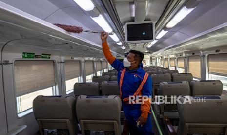 Petugas membersihkan rangkaian kereta api penumpang di Stasiun Tawang Semarang, Jawa Tengah. PT Kereta Api Indonesia (Persero) menerima Laporan Hasil Pemeriksaan (LHP) Atas Pelaksanaan Kewajiban Pelayanan Publik  atau Public Service Obligation (PSO) Bidang Angkutan Kereta Api Pelayanan Kelas Ekonomi Tahun 2021 dari Badan Pemeriksa Keuangan (BPK).