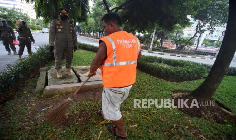 Warga diminta membersihkan sampah karena tidak memakai masker (ilustrasi).