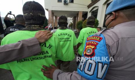 Provos kepolisian menggiring tersangka bandar narkotika yang ditangkap (ilustrasi).