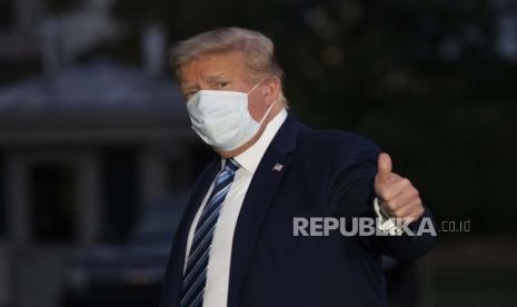 Kena Covid-19, Trump Terlihat Buka Masker di Gedung Putih