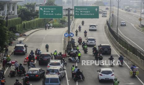 Suasana penyekatan pengendara yang akan menuju Jalan Pangeran Antasari di Jalan TB Simatupang, Jakarta, Sabtu (10/7). Direktorat Lalu Lintas Polda Metro Jaya menambah tiga titik penyekatan mobilitas warga selama masa PPKM di ruas Jalan TB Simatupang, Jalan Pangeran Antasari dan Jalan Raya Cijantung pada pukul 06.00 hingga 10.00 WIB. Republika/Putra M. Akbar