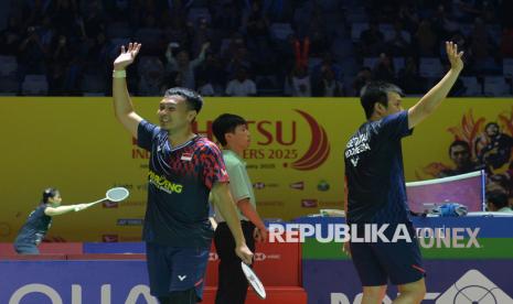 Pasangan Ganda Putra Indonesia Mohammad Ahsan-Hendra Setiawan melakukan selebrasi seusai mengalahkan pasangan Taiwan Chiang Chien Wei-Wu Hsuan Yi pada babak pertama Indonesia Masters 2025 di Istora Senayan, Jakarta, Selasa (21/1/2025). Mohammad Ahsan-Hendra Setiawan menang dua gim langsung dengan skor 21-19 22-20 sekaligus melaju ke babak selanjutnya.