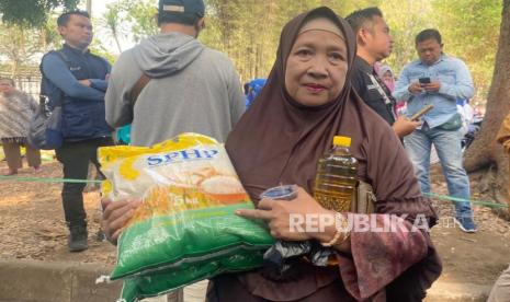 Antrean warga mengular di lokasi penyelenggaraan Operasi Pasar Beras Medium SPHP.